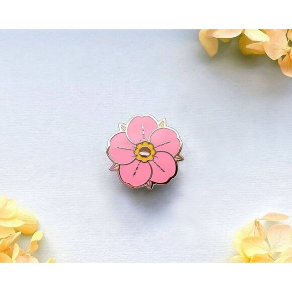 Mini Pink Strawberry Flower Enamel Pin‎ - Gold Plated Nature Jewelry & Brooch - Picture 4 of 7